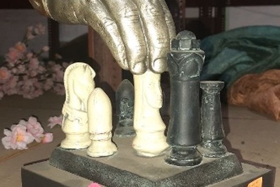 Скульптура "Шахи з рукою" біло-чорного кольору, в кількості 1 шт., б/в