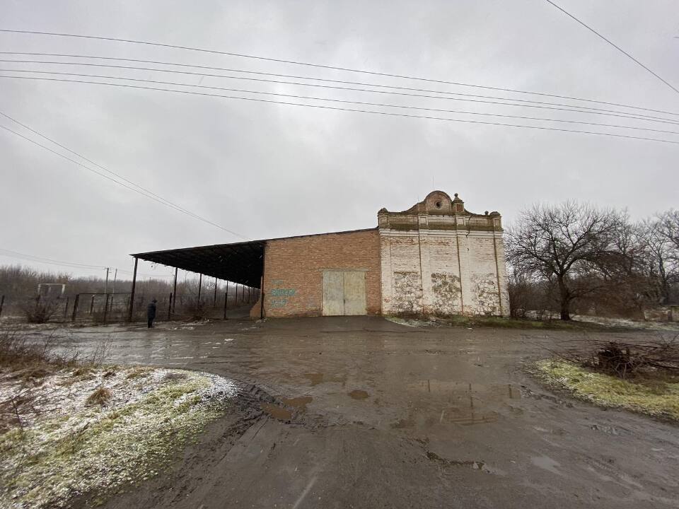 Комплекс будівель та споруд зерноскладу, загальною площею 1215,1 кв.м., розташоване за адресою: Черкаська обл., Черкаський р., с. Райгород, вулиця Хмельницького Б., будинок 1- в