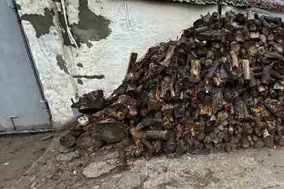 Конфіскація майна за рішенням суду: розпиляні стовбури сироростучого дерева породи ясен, загальний об'єм близько 2,38 м.куб.