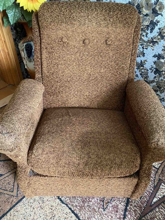 Крісла м’які, оббиті тканиною, коричневого кольору, 2 шт.
