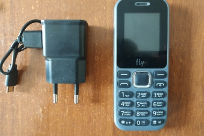 Мобільний телефон марки "Fly BL5c" із зарядним пристроєм
