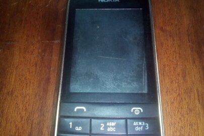 Мобільний телефон марки "NOKIA" чорного кольору був у використанні