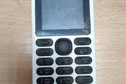 Мобільний телефон марки NOKIA білого кольору був у використанні