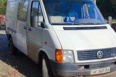Вантажний автомобіль марки VOLKSWAGEN, модель LT35, білого кольору, 1999 р.в., державний номерний знак АЕ0605ВА, номер кузова WV1ZZZ2DZXH011713
