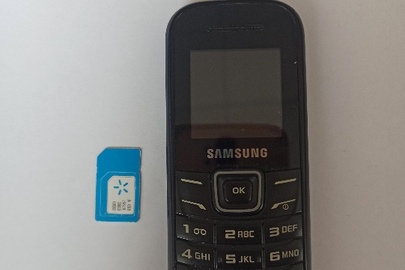 Мобільний телефон марки "SAMSUNG GT-E1200R" бувший у використанні, в кількості 1шт. та сім-карта мобільного оператора "Київстар", бувша у використанні в кількості 1шт