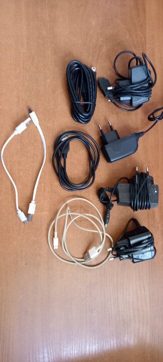 Зарядні пристрої до мобільних телефонів 4 шт.,USB кабелі 5 шт.,б/в