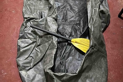Конфісковане майно за рішенням суду : гумовий надувний човен темно-зеленого кольору з двома веслами, стан б/в