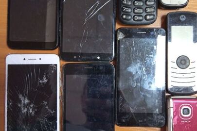 Мобільні телефони в кількості 9 штук