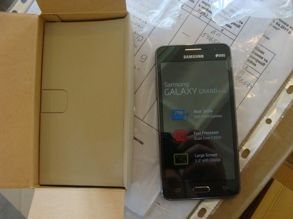 Мобільний телефон Samsung Galaxy Grand Prime 20 шт. В комплекті з зарядним пристроєм, USB кабелем, навушниками, батареєю та інструкцією