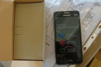 Мобільний телефон Samsung Galaxy Grand Prime 20 шт. В комплекті з зарядним пристроєм, USB кабелем, навушниками, батареєю та інструкцією