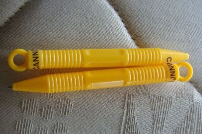 Пластиковий виріб жовтого кольору у вигляді ручки з логотипом ТМ "CANNI" - 500 штук