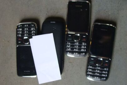 Мобільні телефони різних торгових марок та моделей у кількості 12 штук.