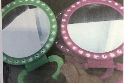 Дзеркала у рамках з пластмаси (різних кольорів) в кількості 810 шт.