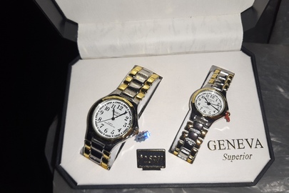 Набір годинників, який складається з двох годинників в корпусі з недорогоцінного металу з написом на циферблаті  «Geneva Superior Quartz»  – 1 набір