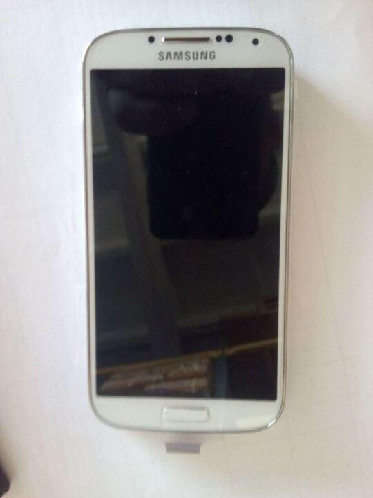 Мобільний телефон Samsung Galaxy S4 White Frost, білого кольору, 16Gb, модель GT-19500 – 1 штука