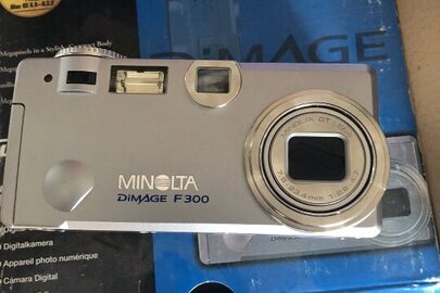 Цифровий фотоапарат «Minolta DiMAGE F300 digital still Camera»  виробництво «Minolta» Японія – 2 штуки Мультифункціональний блок живлення Nikon MB-D100 виробництва фірми «Nikon Cort» Японія – 8 штук