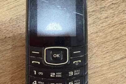 Конфісковане майно за рішенням суду, мобільний телефон марки «Samsung» чорно-синього кольору, без номеру, без батареї, б/в