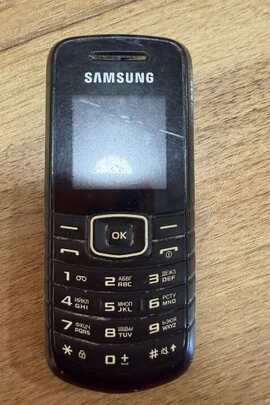 Конфісковане майно за рішенням суду, мобільний телефон марки «Samsung» чорно-синього кольору, без номеру, без батареї, б/в