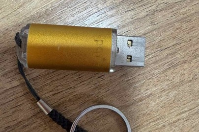 Конфісковане майно за рішенням суду: флеш накопичувач золотистого кольору з серійним номером 95121010114748, б/в