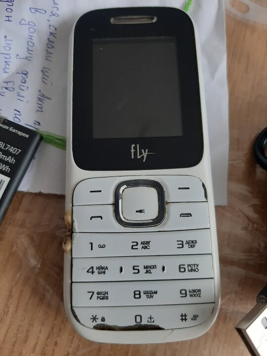 Мобільний телефон FLY DS 106D та зарядний пристрій до нього з USB кабелем