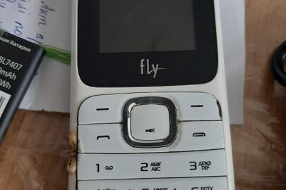 Мобільний телефон FLY DS 106D та зарядний пристрій до нього з USB кабелем