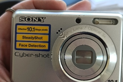 Цифровий фотоапарат "SONY Cyber shot" сірого кольору, карта пам'яті об'ємом 4  GB "SONY Memjry Stick" PRO Duo Magik Gate 24 GB"
