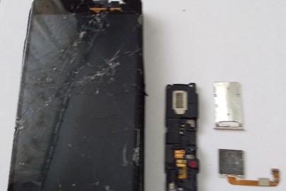 Мобільний телефон марки "МІ", IMEI невстановлений, бувший у використанні, містить значні пошкодження