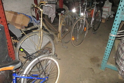 Велосипеди б/в в кількості 4 шт., одяг різних торгових марок в кількості 318 шт.