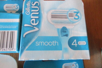 Змінні касети "Gillette Venus smooth" із трьома лезами по 4 штуки у в кожній упаковці до жіночих бритв в загальній кількості 260 штук