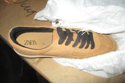 Взуття в асортименті торгової марки "ZARA" в кількості 17 пар, одяг в асортименті торгової марки "ZARA" в кількості 56 шт, сумка жіноча торгової марки "ZARA " в кількості 1 шт. без ознак використання