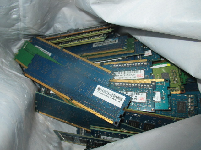 Комплектуючі до комп'ютера в асортименті, в кількості 938 шт. бувші у використанні