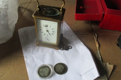 Жіночий перстень б/в, каретний годинник б/в та монети б/в загальною кількістю 4 шт.