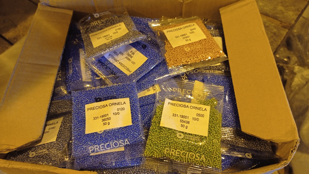 Бісер торгової марки “Preciosa” в упакуванні по 50 гр кожна в кількості 3179 упаковок без ознак використання