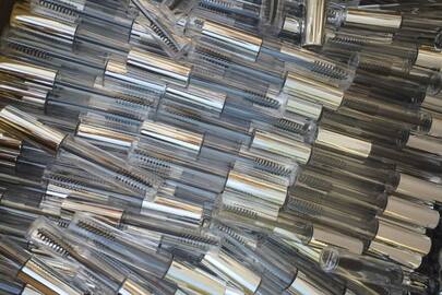 Пензлики для вій без ознак використання – 500 шт., пензлики для макіяжу з написом на виробі ТМ UNICO без ознак використання – 200 шт., водневий спрей для обличчя з написом на упаковці ТМ "HYDROGEN WATER SPRAY" без ознак використання – 50 шт.