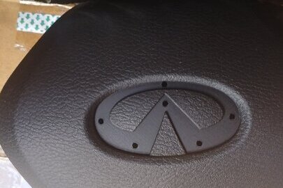 Пластикові накладки на кермо (заглушка подушки безпеки) в асортименті без ознак використання в загальній кількості 75 шт., сайлентблоки без ознак використання в кількості 27 шт., блок управління склопідйомником без ознак використання в кількості 1 шт.