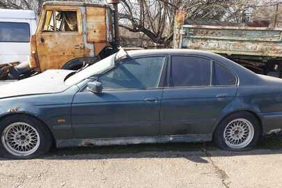 Автомобіль BMW-528, 1996 року випуску, реєстраційний номер СВ5303АВ (на автомобілі не встановлений), номер кузова відсутній 