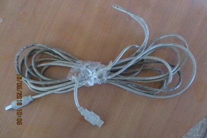USB  кабель сірого кольору