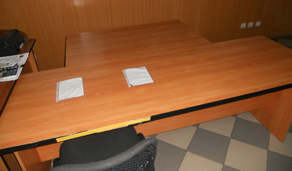 Стіл офісний великий, коричневого кольору - 2 шт.