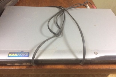 DVD програвач, сірого кольору, з пультом дистанційного керування