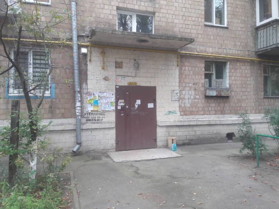 Предмет іпотеки: двокімнатна квартира загальною площею 45,9 кв.м, що розташована за адресою: м. Київ, вул. Героїв Севастополя. 17 А, кв. 13