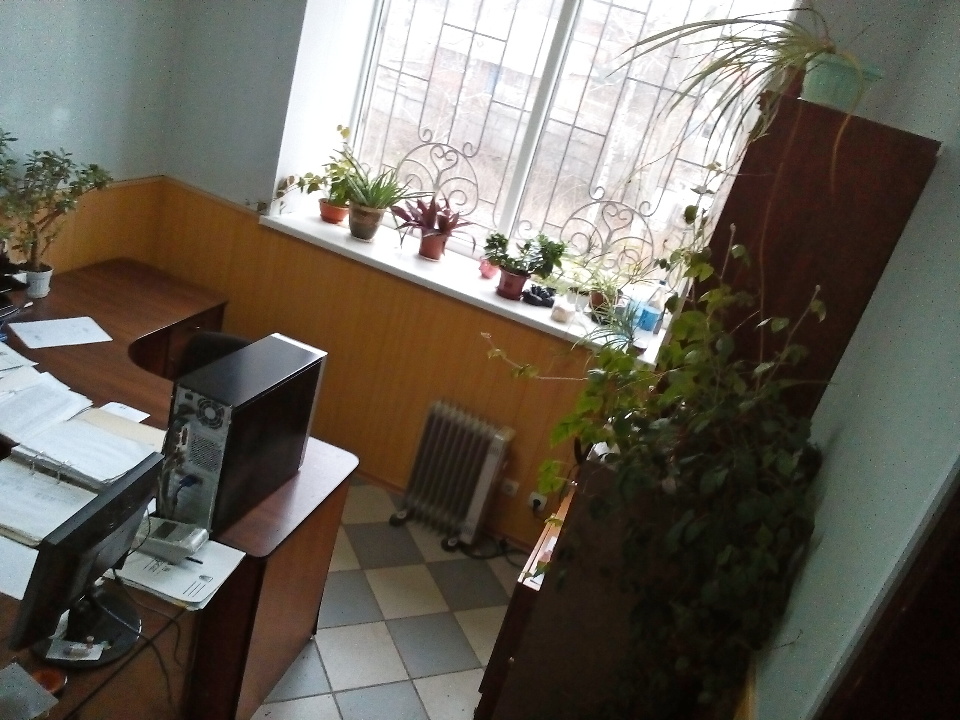 4/25 частини нежитлової будівлі (офісу),  площею 104,1 кв.м., що знаходиться за адресою: Полтавська область, м. Зіньків, вул. Козацька (Володарського), 1