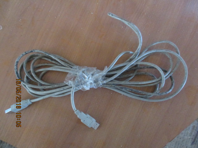 USB  кабель сірого кольору