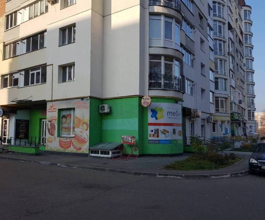 1/4 частина нежитлових приміщень (магазину продовольчих товарів) загальною площею 90,5 кв.м., за адресою: м. Полтава, вул. Героїв Сталінграду, 3