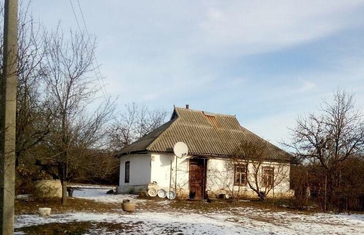 Житловий будинок з господарськими  будівлями, загальною площею 50,1 кв.м, що знаходиться за адресою: Полтавська область, Пирятинський район, с. Яцини, вул. Гагаріна, буд. 45