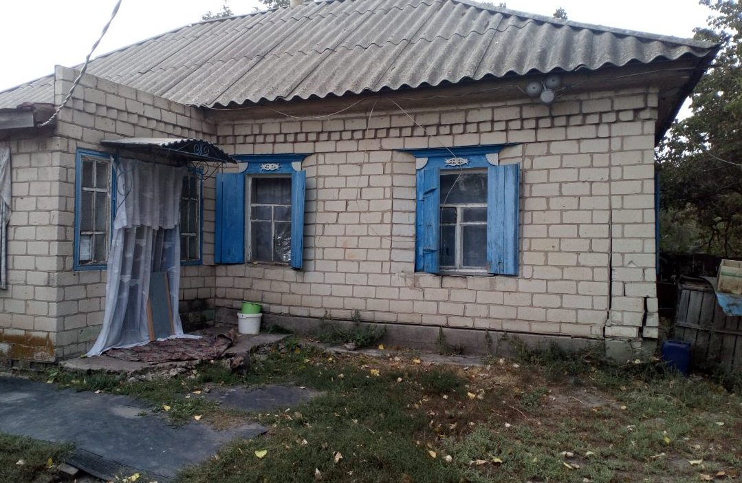 Житловий будинок з господарськими будівлями, загальною площею 52,1 кв.м, що знаходиться за адресою: Кіровоградська область, Онуфріївський район, с. Куцеволівка, вул. Центральна (Леніна), буд. 194