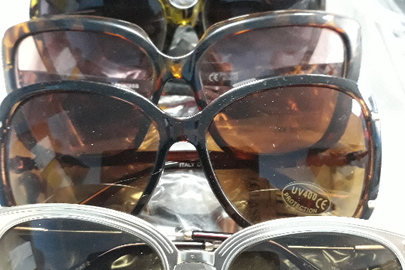 Окуляри чоловічі в кількості 100 штук та окуляри жіночі в кількості 100 штук