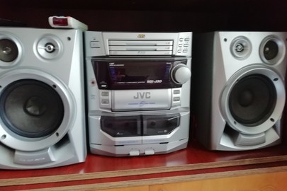 Музичний центр JVC сріблястого кольору