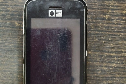 Мобільний телефон марки МТС, чорно - білого кольору