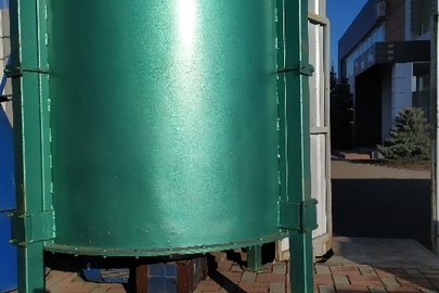 Бункер металевий укомплектований двигуном зеленого кольору