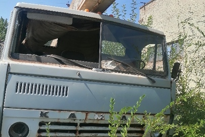Спеціальний вантажний: КАМАЗ 53213, 1993 р.в., тип - спеціалізований вантажний автокран 10-20Т-С, сірого кольору, ДНЗ:АЕ2374ІО, VIN - XTC532130P1061549